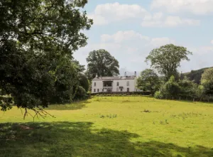 How end, a large family friendly cottage in the lake district surrounded by green fields
