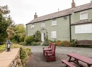 Green-painted family friendly cottage near Corney Fell.