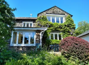 Ivy-covered stone lake district family friendly cottage near Grizedale Forest