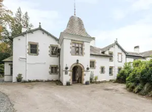 A large, quirky, whitewashed holiday cottage in Windermere