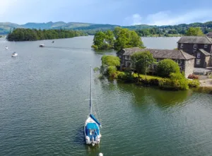 Pennington apartment right next to Lake Windermere, with a boat on the lake
