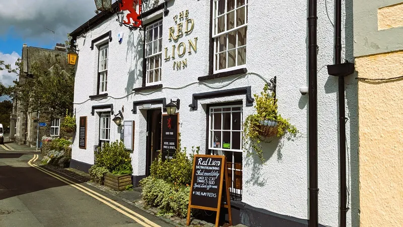 image of The Red Lion Inn, the oldest Inn in Hawkhead