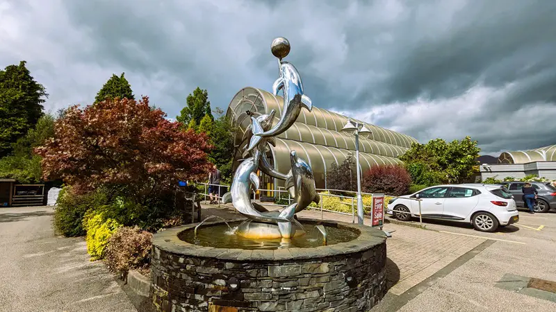 Image of the exterior of Hayes Garden World with a fountain with dolphins