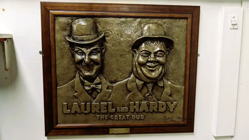 image of a bronze likeness of Laurel and Hardy