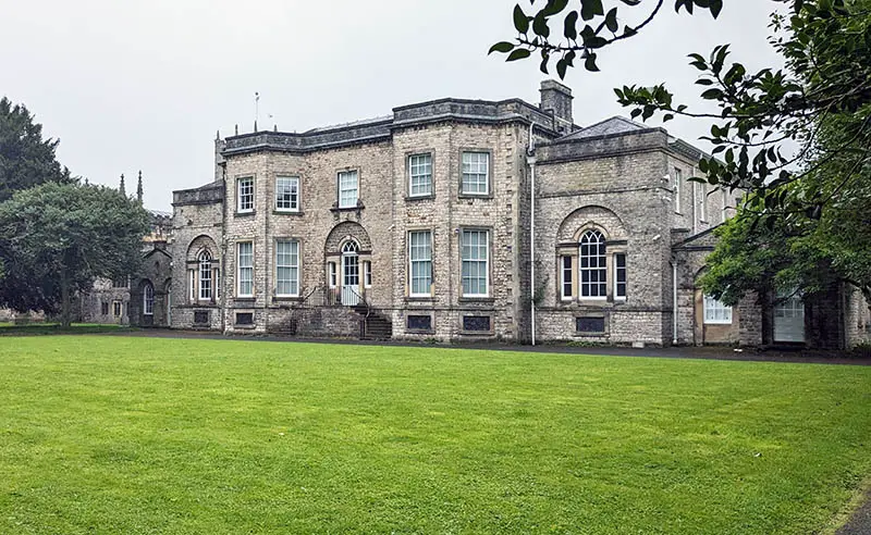 image of the facade of Abbot Hall art gallery in Kendal